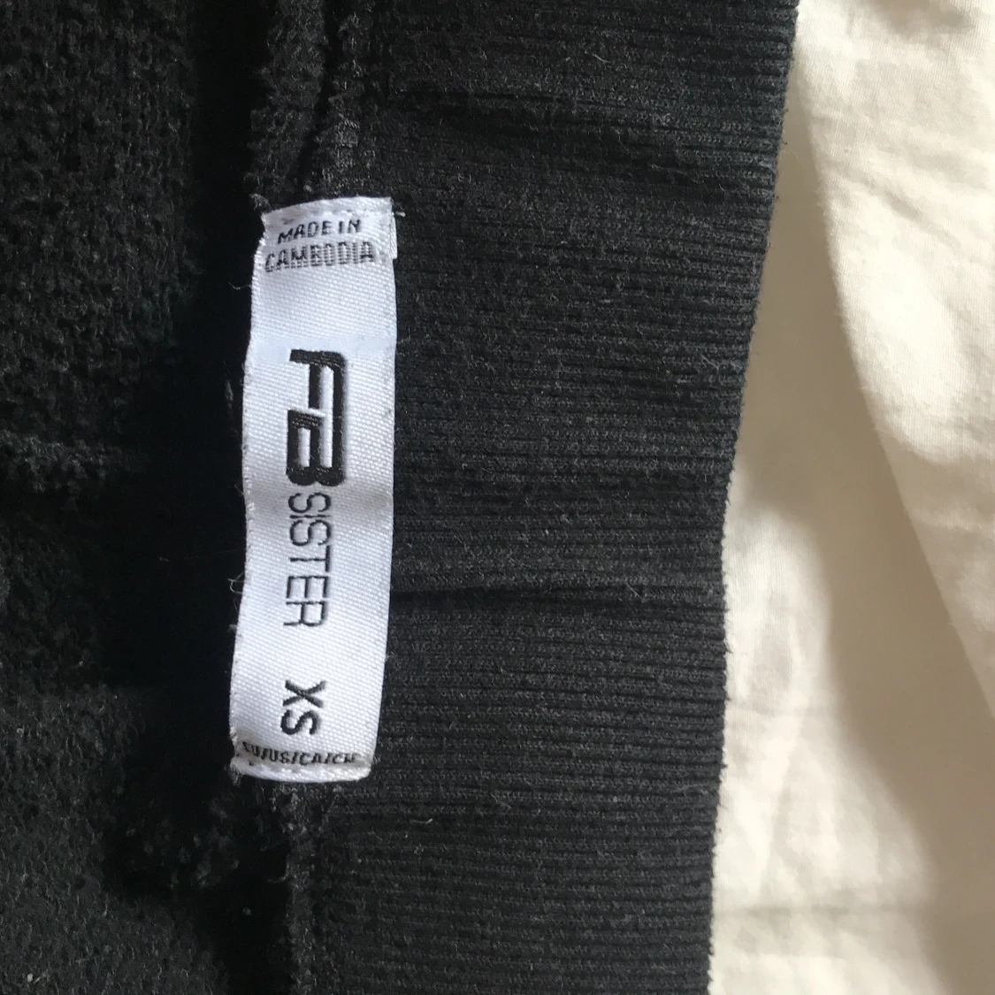 Svarta byxor med rött  - 90