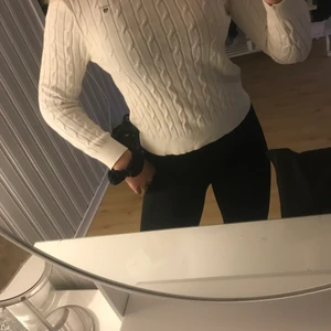 Kabelstickad tröja från gant  - Vit kabelstickad tröja ifrån gant i fint skick🤍