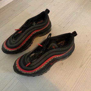 Nike air Max 97 leopard print black - Ett par Nike skor jag köpte i New York. Strl 40, men jag som oftast är 39 passar bra i dom! Används inte längre.