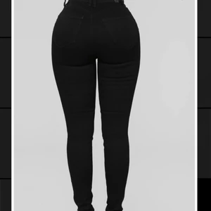 Svarta jenas - Säljer dessa svarta högmidjade jeansen ifrån FashionNova som har fin passform i storlek 3 alltså S/36. oanvända endast testade,Köpta för 250 plus tullavgift som låg på 200 kr säljer för 150  Fraktkostnader tillkommer!