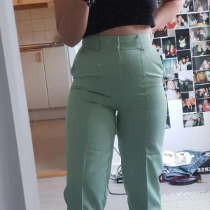 Kostymbyxor  - Oandvända kostymlikande byxor från gina tricot i pastell mint grön färg, säljer pga kom aldrig till användning, prislapp och allt kvar, nypris 600kr 
