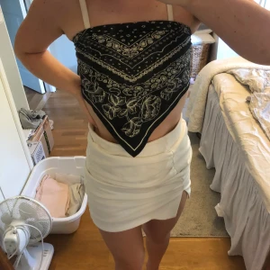 Svart, mönstrad scarf  - Svart scarf från HM, kan användas som topp. Aldrig använd. Betalning sker via swish. Inga returer. 