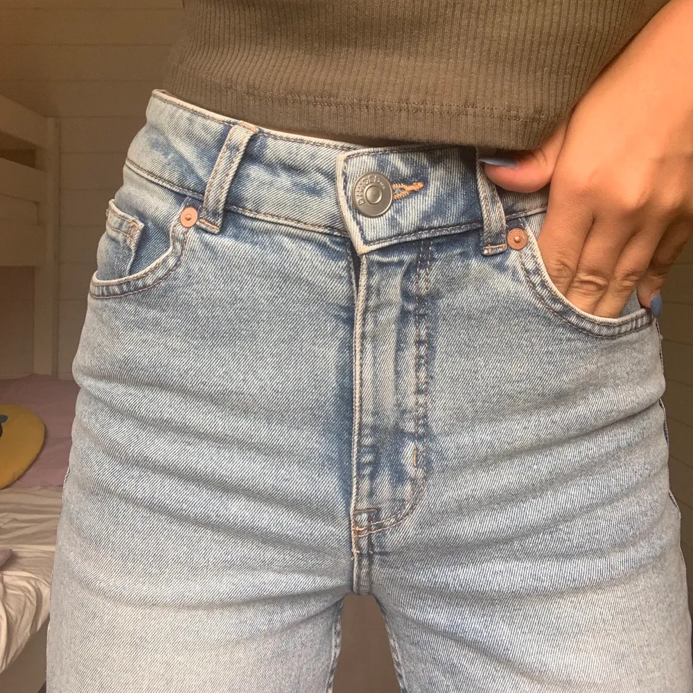 Nu säljer jag mina oanvända jeansshorts från H&M i storlek xs men passar S. Jeans & Byxor.