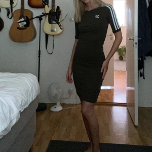 Adidas klänning - Mörk militärgrön adidas klänning som sitter slickat på kroppen o framhäver former!