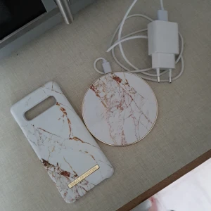 Skal och laddningsplatta samsung s10  - Säljer skal och laddningsplatta till Samsung s10 aldrig användt men har testat och det fungerar utan några problem.  Priset är för både ink frakt 