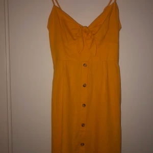 Bershka - Jättegullig somrig gul klänning med dragkedja i ryggen. Köptes på en resa i Malta och har bara använts en gång.