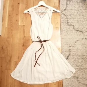 Vit klänning  - Söt klänning som är sparsamt använd. Bältet är avtagbart.