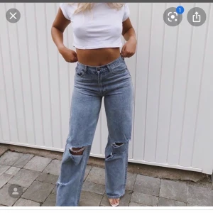Blåa slitna jeans - Säljer dessa populära och slutsålda blåa slitna jeans från Boohoo.Har precis köpt dom men de passade inte på mig.Så de är endast testade.Dom är i tall modell.Frakt tillkommer!🌼Buda i kommertarerna!!!!🌼Ledande bud 490+frakt.Budgivningen avslutas 14/7.Kl.12