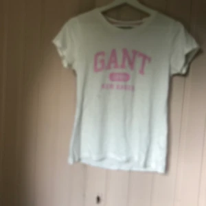 GANT tshirt - Köparen står för frakten, hör av dig om du har fler frågor, köp gärna fler plagg för paketpris❤️🥰