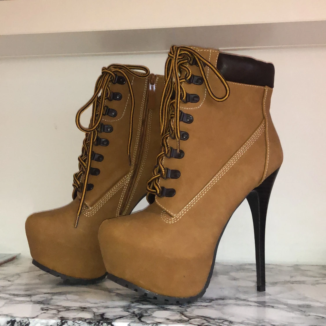 Höga skor med skinn 