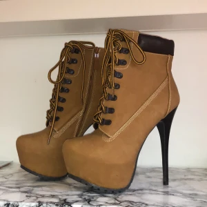 Höga skor med skinn  - Oanvända höga klackar i ljus skinn. Väldigt fina och nya men alldeles för höga för mig. Kan skicka fler bilder på skorna vid behov. Ordinarie pris: 1200kr