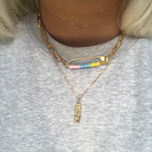 CINCINNO halsband - CINCINNO ⚡️⚡️ guldkedja med säkerhetsnål och miyukipärlor🌈 150kr 🤩 #BONANZA  frakt 11kr För mer smycken checka in min insta @bonanza.jewels