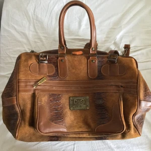 Doulce and Gabbana  - Ärft väskan från morfar säljer den nu. Vintage så extra speciell😎 använd men ser fortfarande bra ut 
