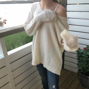 Oversized stickad tröja - En urskön oversized stickad tröja från VIila, men köpt på second hand!🌼 | Sitter som på bilden på mig som vanligen bär xs | fraktkostnad tillkommer ✨