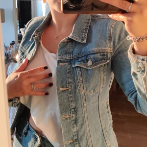Ivy Revel jeans jacka - Jättefin jeans jacka ifrån Ivy Revel I super bra kvalité och skick! Har använt bara någon enstaka gång! Den har små shoulder pads, men dessa kan lätt tas bort om så önskas! Köpt för 500. Kan fraktas, köpare står isf för frakt🤗