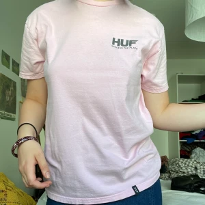 HUF T-shirt  - Riktigt HUF tröja men smått urtvättad. Ljusrosa färg med mörkgrått/svart tryck. Frakt tillkommer 💞