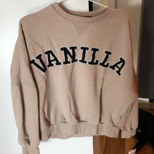 Hoodie m text ”VANILLA” - Sweatshirt från bikbok i strl S men den är oversized! Bra skick! Tar swish:)