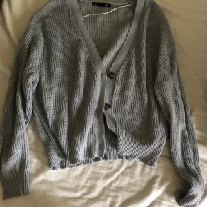 Grå kofta - Grå kofta med knappar 