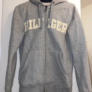 Tommy hilfiger tröja - Tommy hilfiger tröja med dragkedja, knappt använd & bra skick. 