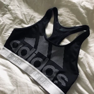 Adidas sport-bh - Adidas sport-bh. Medium support. Använd i ca ett halvår.