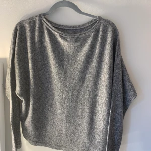 Super gullig tröja från HM - En tröja från hm som passar både till vintern men även sena sommar kvällar då de blir lite kallare den är i storlek xs men passar en s också den ser tunn ut men är väldigt varm super snygg