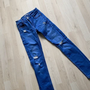 Jeans från Zara - Slitna jeans från Zara. Storlek 34 men stretchiga. Använda 2-3 gånger men i fint skick. nypris: 399kr säljer för 100kr. Frakt tillkommer. 😊