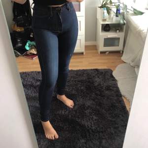 Helt nya mörkblåa fashion Nova jeans. Aldrig använda och i ett mycket fina skick. Köpta för 500 på hemsidan och säljer för 250. Storlek 3 vilket motsvarar S men är väldigt stretchiga 