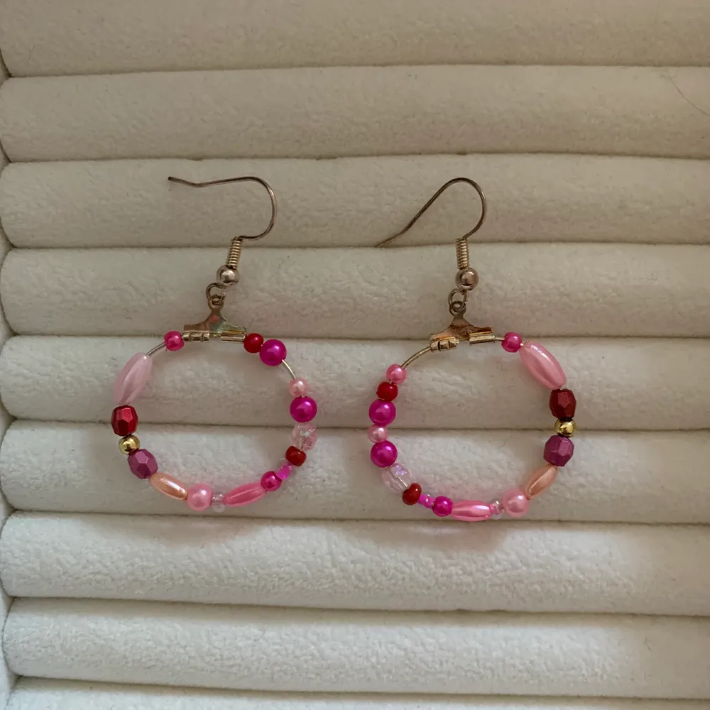 Pärlörhängen med rosa och röda pärlor! 🥰💘. Accessoarer.