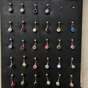 Navelpiercing  - Navelpiercing från företaget Laboro. I kirurgist stål och i titan. K-stål 29kr styck. Köp låskula med sten för 25kr