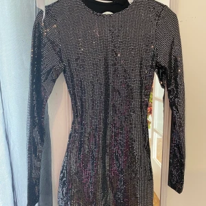 Backless dress från H&M  - Säljer min super fina klänning som jag endast använt 1 gång. Istället för att den sitter i garderoben så tänkte jag att någon annan istället kan ha nytta till den. Köpte denna i H&M storlek: XS. Säljer den för 70kr och köparen betalar för frakt. 