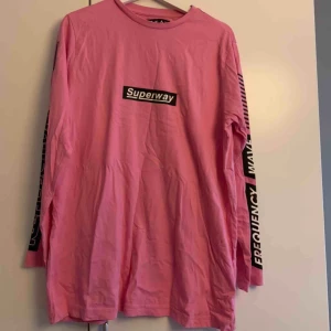 Rosa långärmad  - Cool långärmad t-shirt från carlings köpt här på plick men som tyvärr inte kommer till användning.