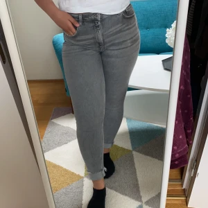Grå jeans - Ett par gråa jeans från zara. Väldigt bekväma och Stretchiga för den delen. Har använd sällan storlek M pris: 300kr ink frakt. 
