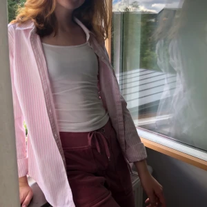 Rosa skjorta med vita ränder - Helt oanvänd rosa skjorta från hollister! skriv för fler bilder!! Pris kan självklart diskuteras🥰