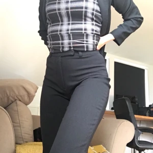 Kostymbyxor i superfin kvalitet S/36 - Kostymbyxor i 95% ull och 5% lycra från Tara Jarmon. Mina allra bästa byxor som blivit för små 😭 En knapp saknas med kan enkelt sys på av den som har tid, annars fint skick! 250 kr inkl frakt.