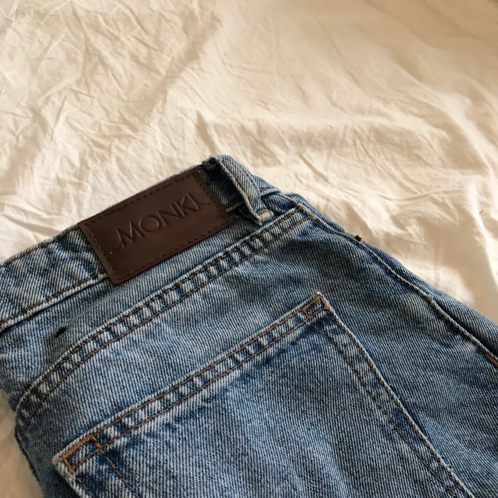 Snygga jeans från monki som tyvärr blivit för små för mig. Ordinarie pris ligger på 400kr. Inga fläckar eller tydliga slitningar.. Jeans & Byxor.