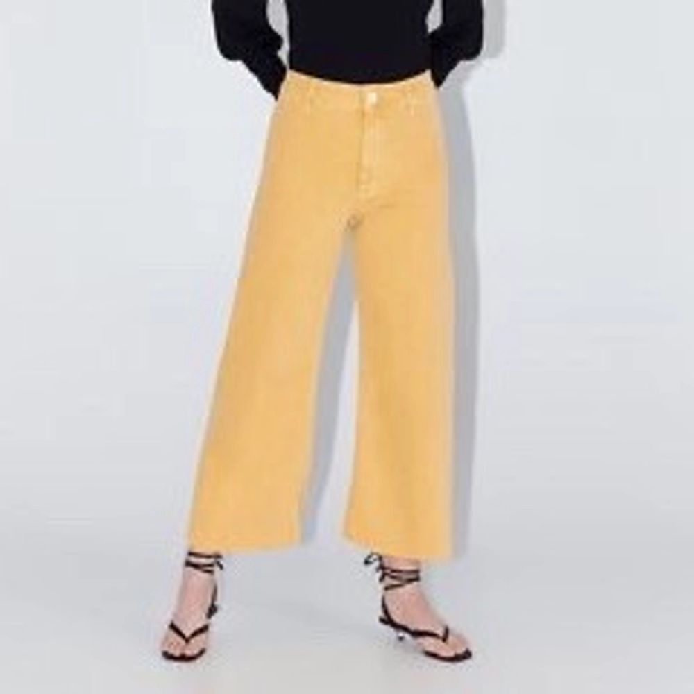 Superfina gula vida jeans från Zara i storlek 34! ☀️ köpta förra sommaren, men sparsamt använda. Köpta för 350kr 💞. Jeans & Byxor.