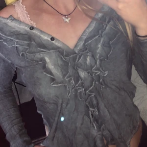 ROMANTISK BLUS - Säljer denna gulliga blusen för att den tyvärr blivit för liten på mig (jag har M). Endast använd en gång, mycket fint skick! Den knäpps framtill men kan även bäras öppen eller halvöppen. Tyget är jättefint. Köparen står för frakten💗