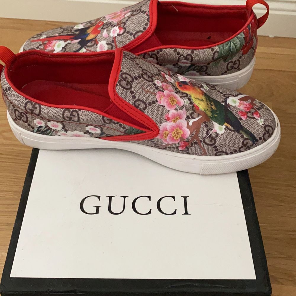 Hej säljer mina Gucci skor på grund av fel storlek känns att det är en stor 36 . Skor.