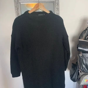 Stickad klänning - Jätte skön stickad klänning, använd en gång. Varm! Storlek s/m