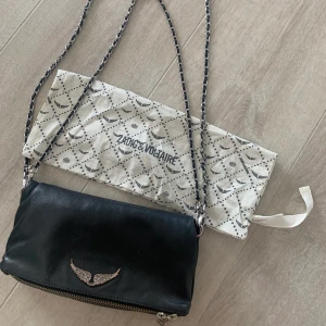 Zadig Voltaire - Säljer nu min Zadig Voltaire i rock bag - black, köpt på The Gallery i Helsingborg och är i jättefint skick. Dustbag samt den långa och korta kedjan tillkommer. Köparen står för frakten💘💗