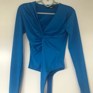 Body i storlek XS - En blå body från bikbok använd endast 1 gång