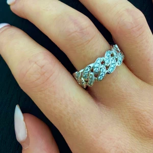 Ring från zend details!! - Säljer denna ring från zend details, använd 2 ggr pga för stor för mig! Storlek 7, köpt för 229 kr + 25 kr frakt. Jag säljer den för 120 kr inkl frakt🥰