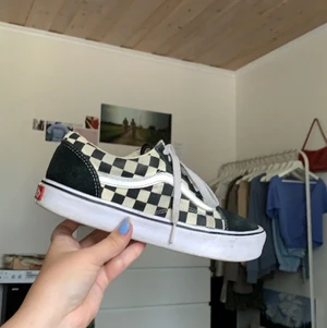 VANS Checkerboard Old School  - Ett par Vans checkerboard. 🧚🏼 Det finns en mörkare missfärgning på innersidan av skon som ni kan se på sista bilden, därmed priset. Annars inga defekter på skon. Har inte tvättat skon så den går att få renare! Köpare står för frakt! ☁️