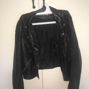 Skinnjacka säljes  - Storlek 36 nästan aldrig använd. Köpt på H&M 