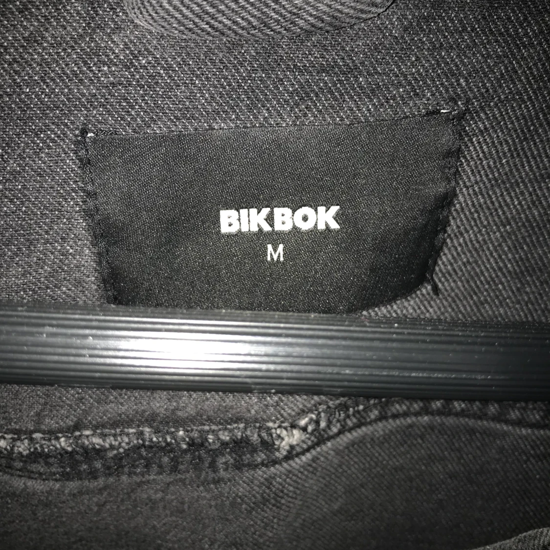 Grå ”uttröttad” jeans jacka ifrån bikbok - 90