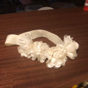 Hårband med blommor  - Vitt hårband med blommor aldrig använt . 40 kr med frakt. Kan ha som tofs också 🤩💕