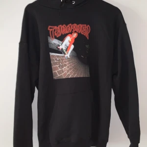 Thrasher hoodie - Thrasher hoodie i storlek M. Använd ett par gånger men fortfarande i utmärkt skick!