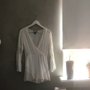Vit jumpsuit  - En knappt använd jumpsuit/playsuit från H&M. Bra passform och storleken stämmer.