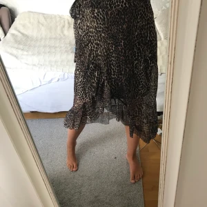 Långkjol - Superfin leopardfärgad långkjol i bra skick. Storlek S. Kjolen är i ett tunnare tyg samt har en svart underkjol. 