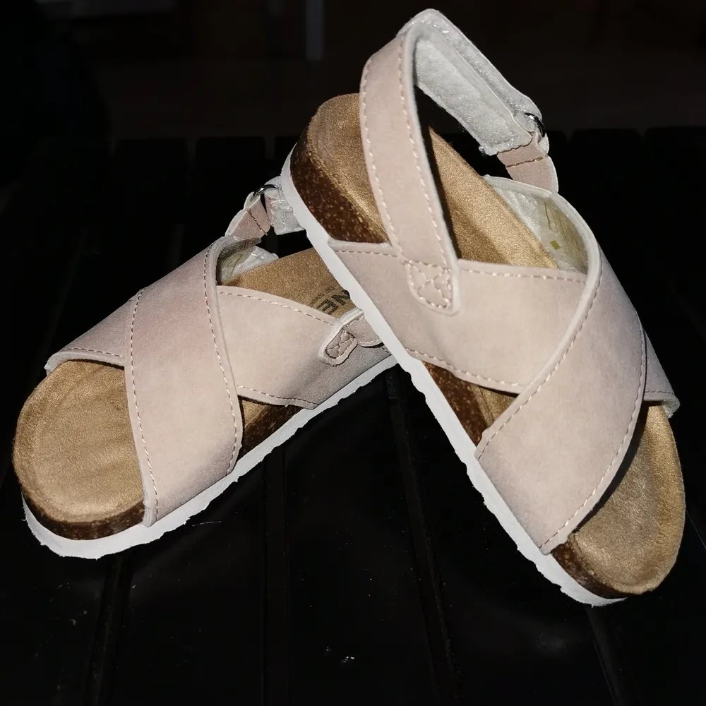 Säljer ett par barn sandaler stl 25. Oanvända (köpte de till dottern i vintras men de hann bli försmå) . Skor.